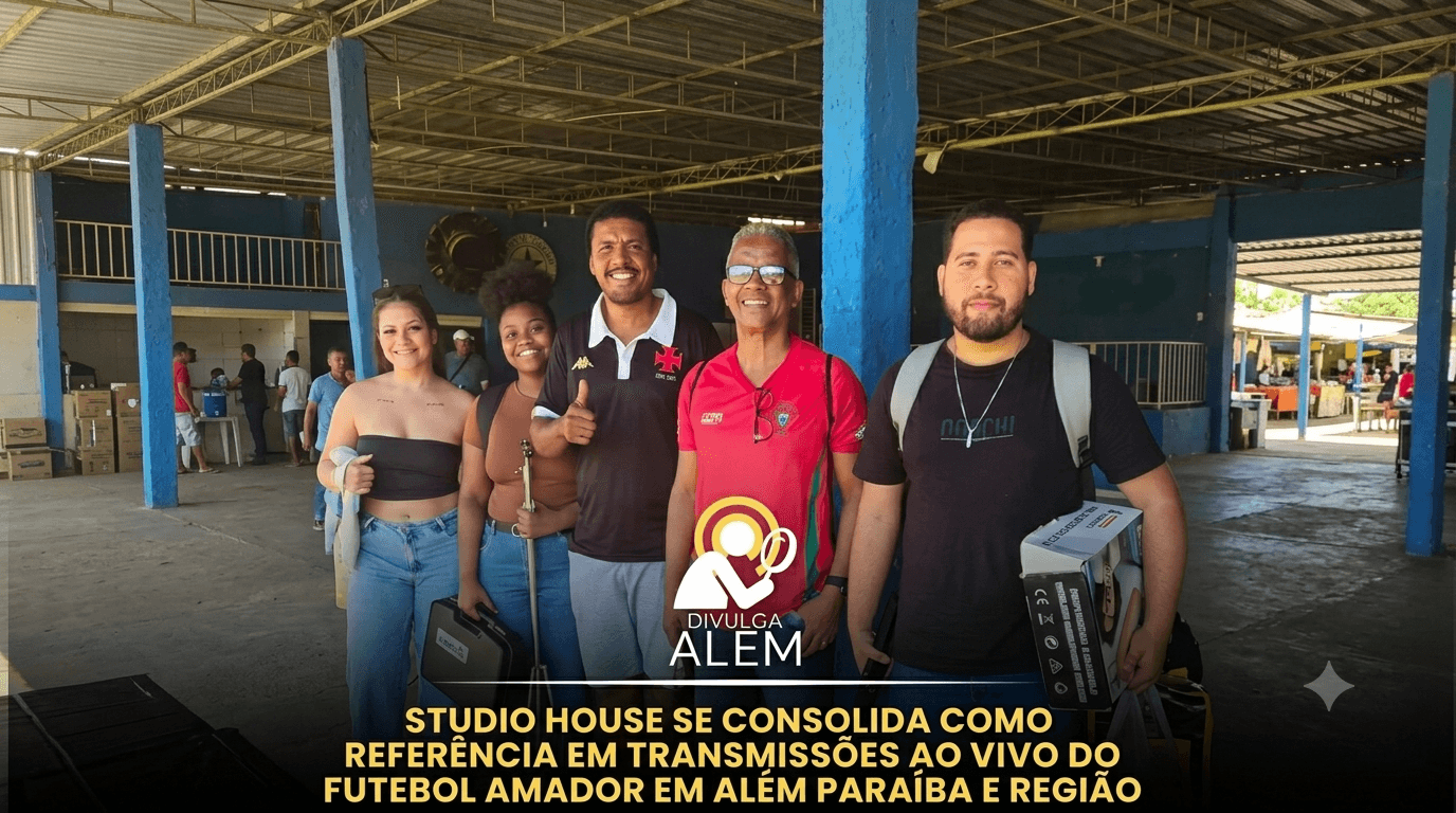 Grupo sorridente de cinco pessoas posando para foto em local coberto, acompanhado do logotipo 'Divulga Além' e texto sobre futebol amador em Além Paraíba.