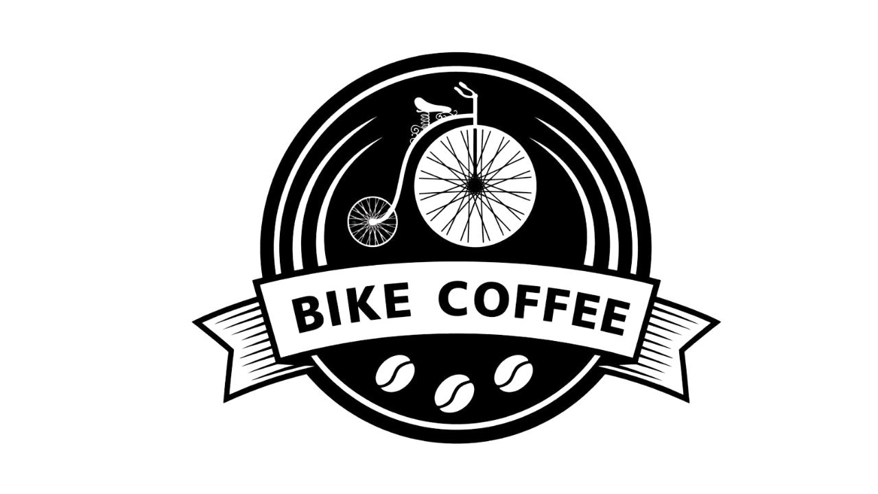 Coxinha dourada e crocante acompanhada de suco natural fresquinho sobre mesa da cafeteria Bike Coffee em Além Paraíba